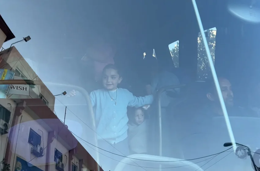  عناق بعد غياب عامين.. عودة 11 طفلاً من ‘خدج الشفاء’ إلى عائلاتهم في غزة