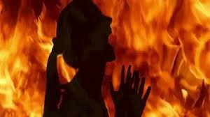  بسبب التفتيش بهاتفه.. مصري يحرق زوجته