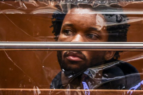  جريمة تقشعر لها الأبدان.. فنان أمريكي شهير يُقطع أوصال مراهقة بمنشار كهربائي