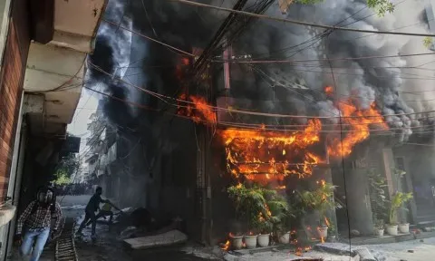  حريق يلتهم 21 شخصًا داخل فندق في الهند
