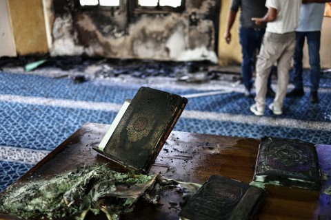  عنف لا يتوقف.. مستوطنون متطرفون يهاجمون قرى فلسطينية في الضفة الغربية ويحرقون مسجدين ويخطون شعارات عنصرية