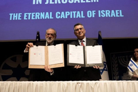  إسرائيل والولايات المتحدة توقعان اتفاقية “تمنح” بموجبها واشنطن قطعة أرض مملوكة لفلسطينيين في القدس المحتلة مقابل دولار واحد لإقامة المقر الدائم لسفارتها في المدينة