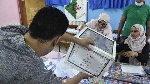  الانتخابات التشريعية في الجزائر.. المشاركة تُسجل أدنى مستوياتها في تاريخ البلاد والجدل مستمر حول الأسباب