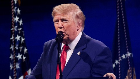  ترامب: التصعيد الأخير مع إيران سينتهي “سريعا” والحرب لن تتجدد وقد يسعى الإيرانيون إلى قتلي كوني هدفهم الأول.. وبزشكيان يرد: نرفض الألاعيب وندافع عن حقوقنا