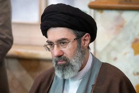  مجتبى خامنئي يتوعد بالثأر من قتلة والده: أحرار من أنحاء العالم سيؤدون قريبا جزءا من مهمة الانتقام