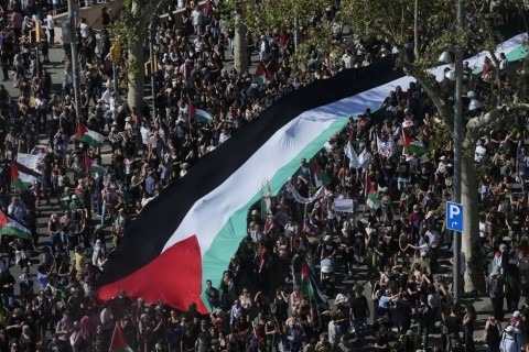  إسبانيا تنتفِض لفلسطين.. لافتات (الصهاينة غيرُ مرحبٍ بهم) ورسومٌ كاريكاتوريّة معادية لإسرائيل وملصقات لحركة المقاطعة.. مهرجان سان فيرمين: لافتةٌ ضخمةٌ تدعو لتدمير إسرائيل وعَلَمْ (امحوا إسرائيل)