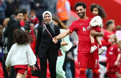  محمد صلاح يرزق بأول ابن ذكر وشقيقة الفرعون تكشف عن اسمه