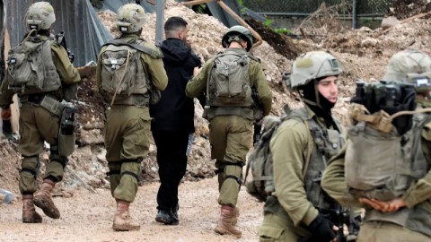  الجيش الإسرائيلي يعدم مسنًا داخل منزله وسط الضفة الغربية.. وإصابة فلسطيني وزوجته باعتداءات مستوطنين في بيت لحم