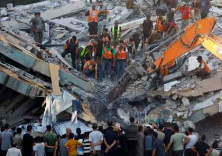  فاجعة في غزة.. عشرات الشهداء والمفقودين بينهم أطفال تحت أنقاض منزل “متصدع” بعد انهياره بفعل القصف الإسرائيلي