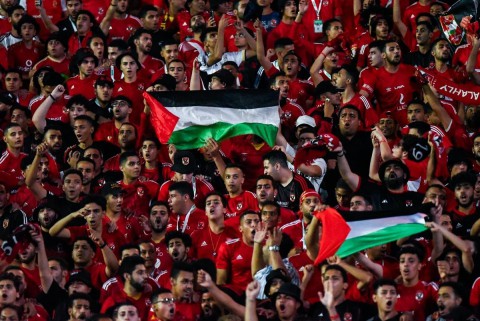  فلسطين توحّد جماهير الأهلي والزمالك.. هتافات ضد إسرائيل تشعل مدرجات القمة المصرية