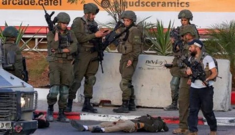  استشهاد فلسطينيين اثنين وإصابة 5 مستوطنين بعملية إطلاق نار ونتنياهو يأمر بحصار الخليل والاستعداد لإغلاق الضفة