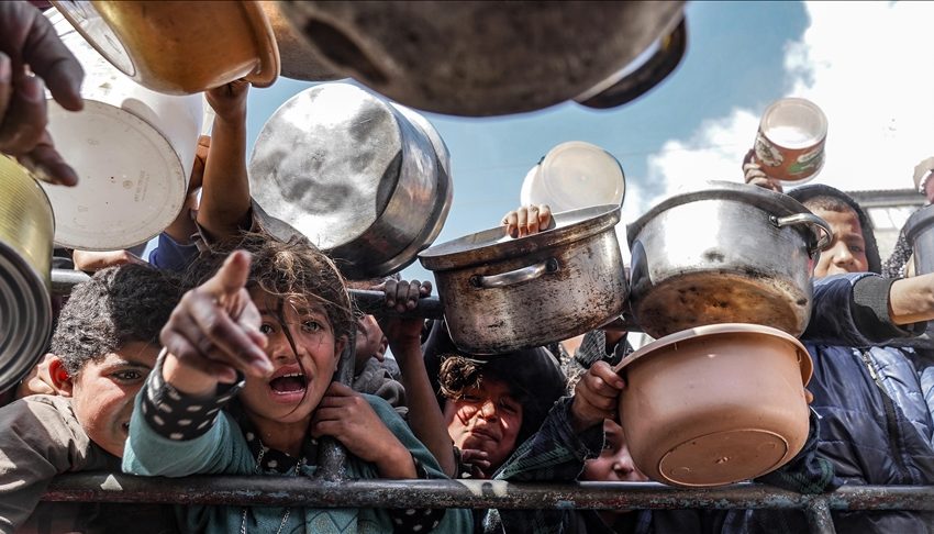  نفاد الطحين يهدد بتوقف المخابز ويُنذر بتفاقم أزمة الغذاء في غزة
