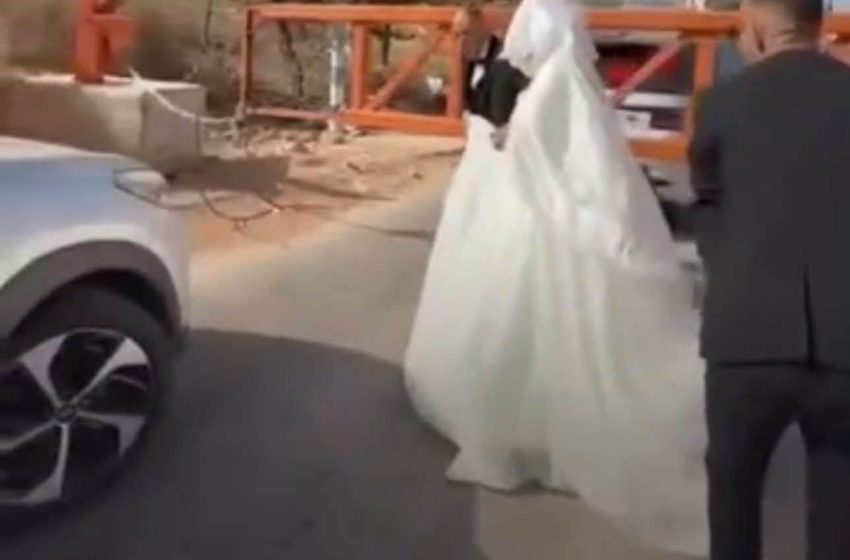  عريس فلسطيني يستقبل عروسه خلف بوابات الاحتلال الإسرائيلي في رام الله